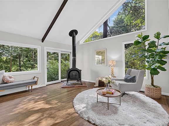 2nd image of 85 Rockland Road