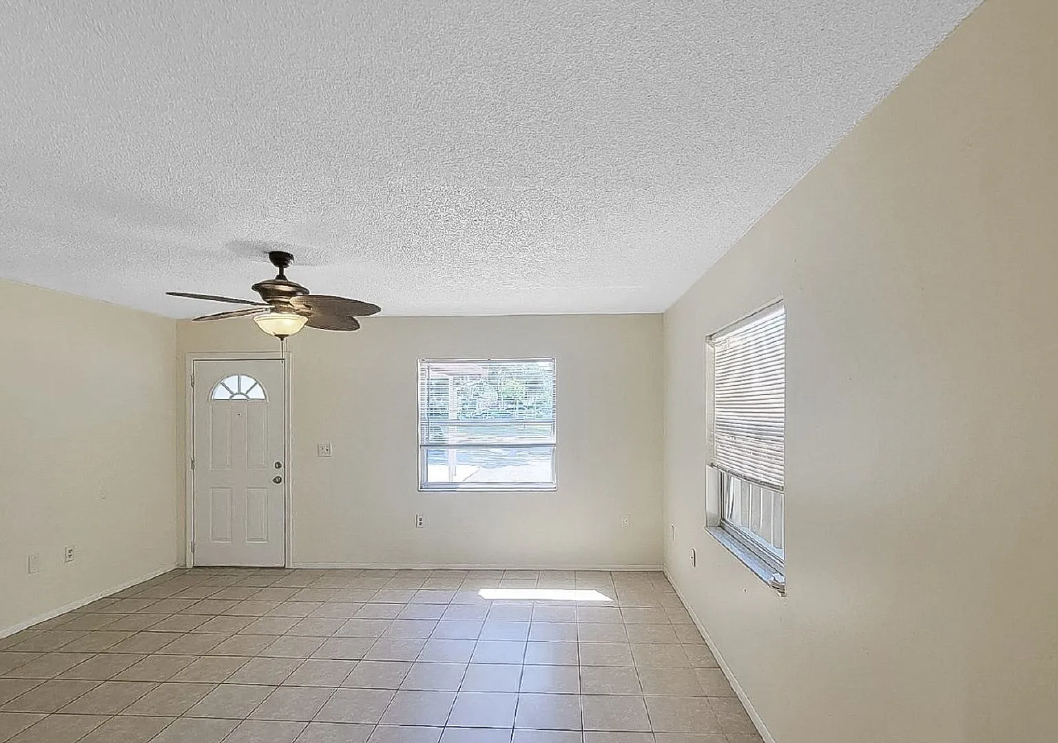 Move-In Special! Off Your First Month's Rent! 1/1. Annual Two Bedroom, Two Bath Duplex Located On... — Photo 2