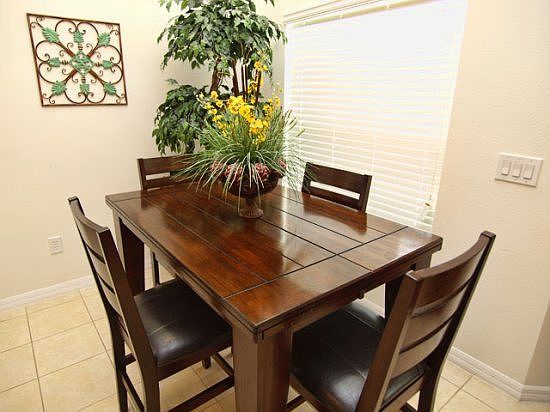 VP4P2524DC-breakfast-nook