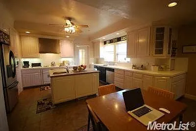 345 W Clay St photo 1