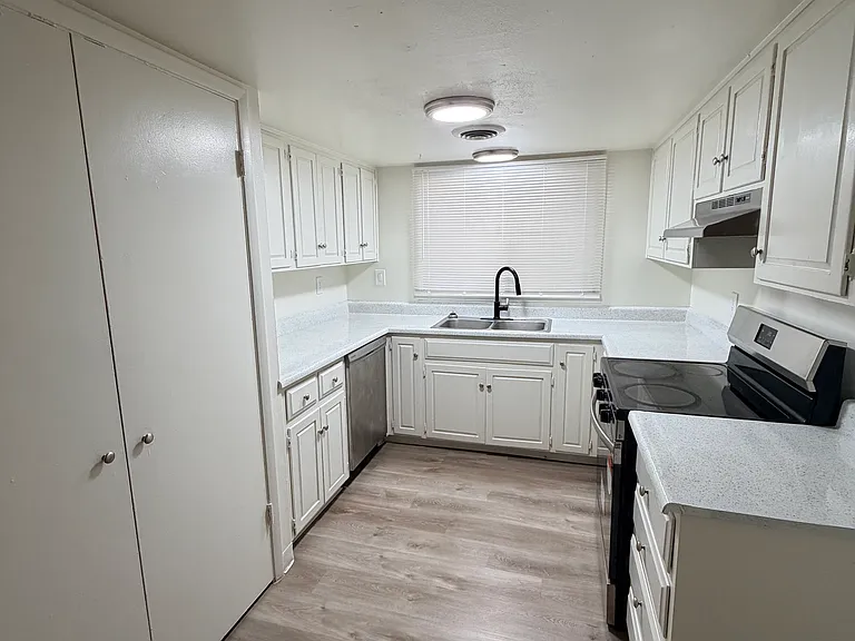 The Addison Apartment — Photo 27