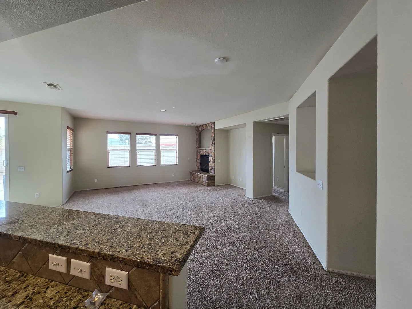Beautiful 4 bedroom, 3 bath home. — Photo 2