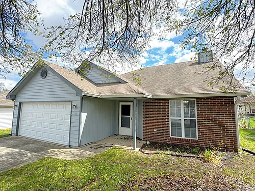 1006 Foxridge Dr Photo 1