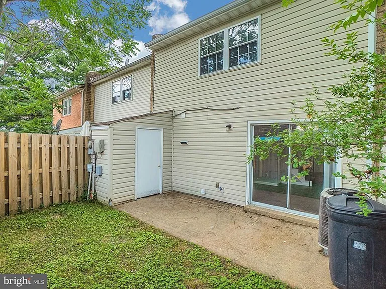 330 Brock Sq — Photo 15