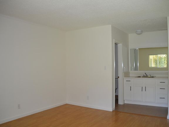 4th image of 1835 Purdue Ave #1