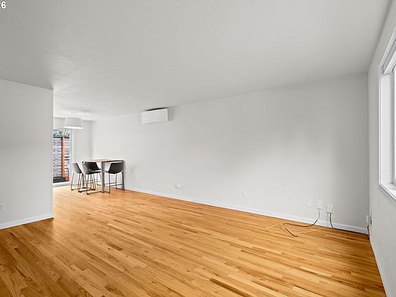 5th image of 109 NE Shaver St #2