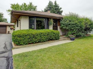 1639 Victoria Dr, Waukesha, WI 53189