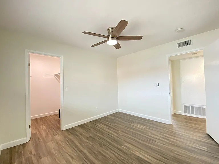 El Camino Grove Apartment Homes — Photo 10