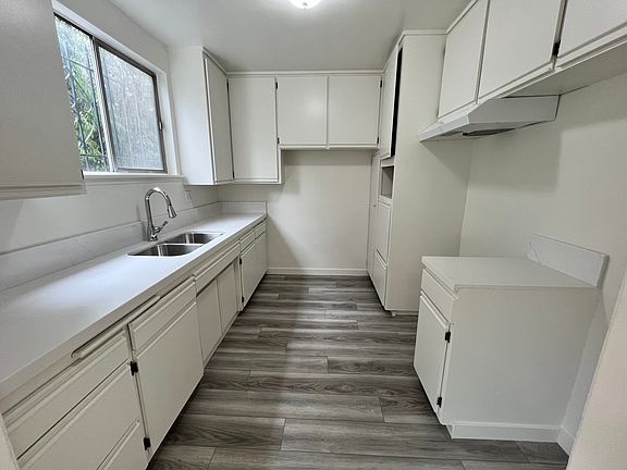 2nd image of 859 S Shenandoah St #1