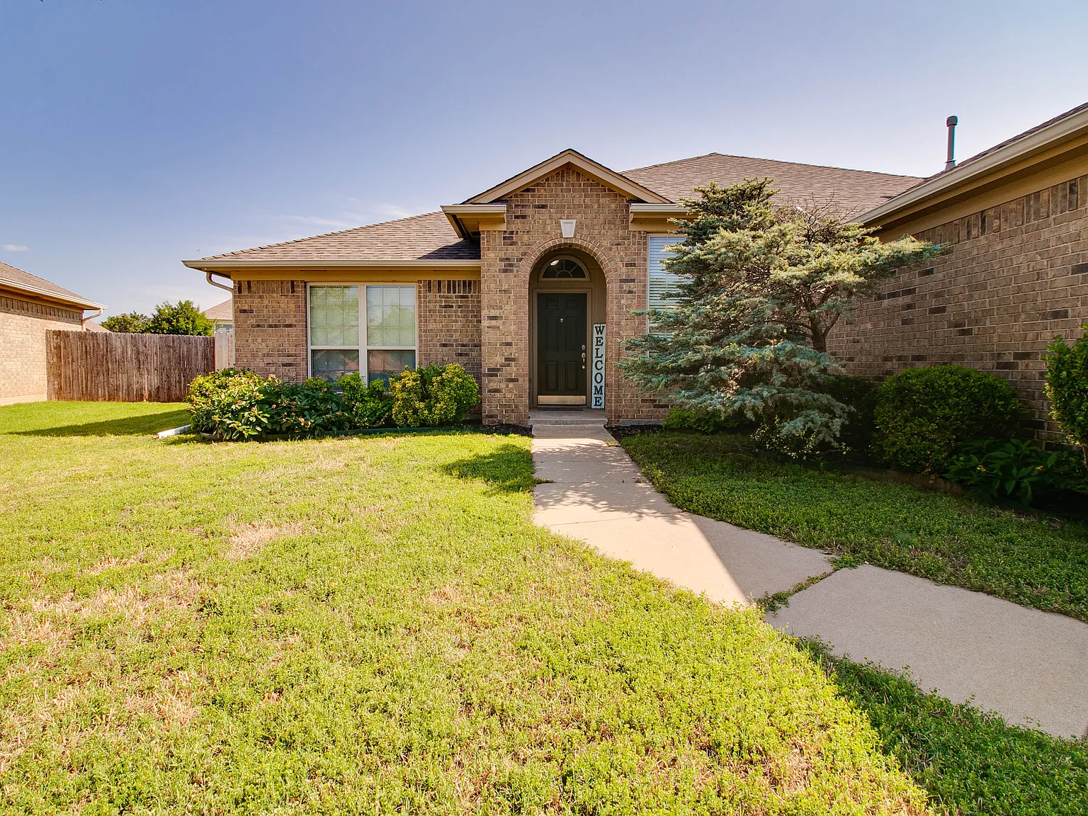 3 bed, 1956 sqft, $2,095 — Photo 4