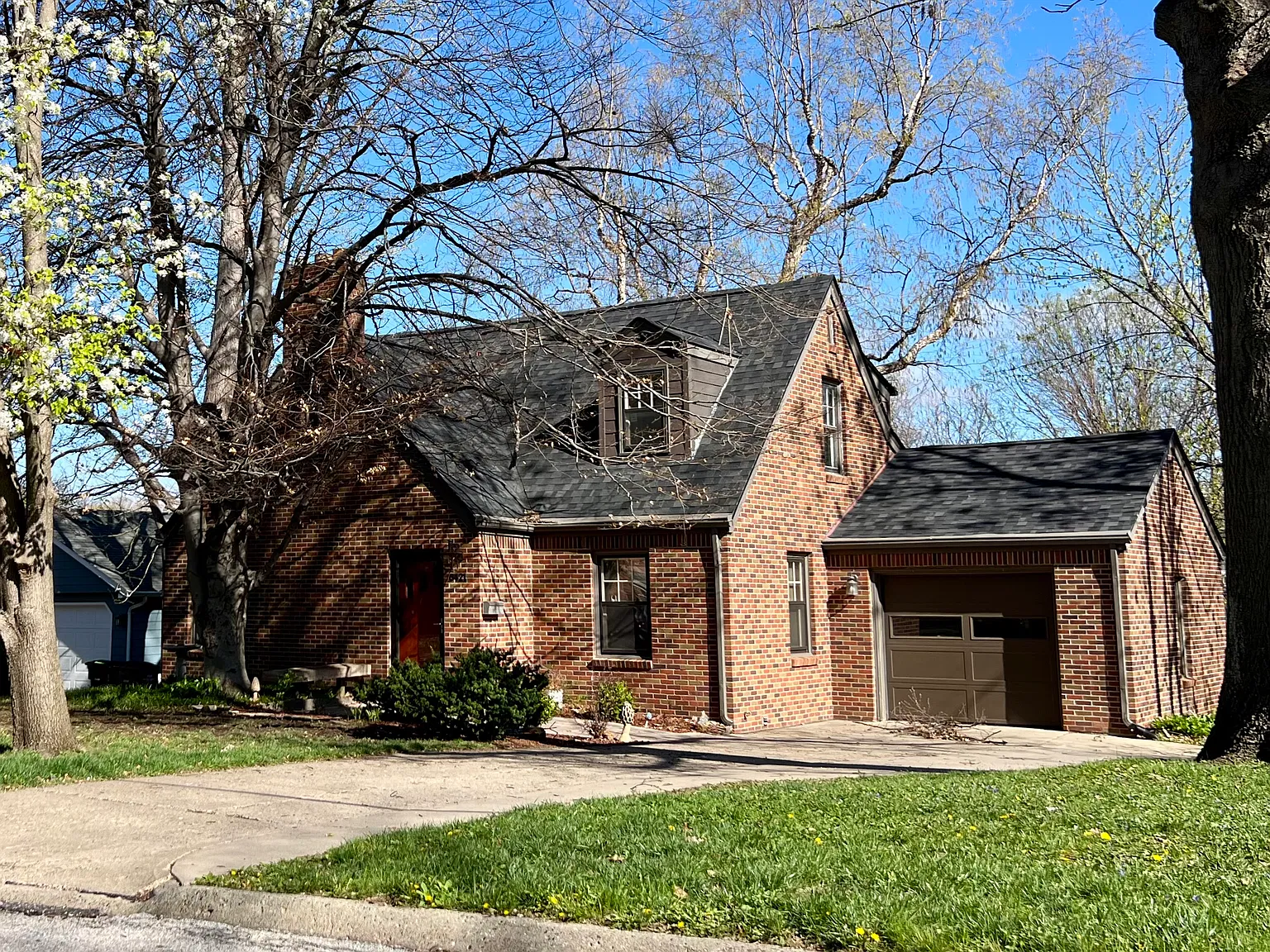 3 bed, 1.5 bath, 1289 sqft, $1,950 — Photo 1