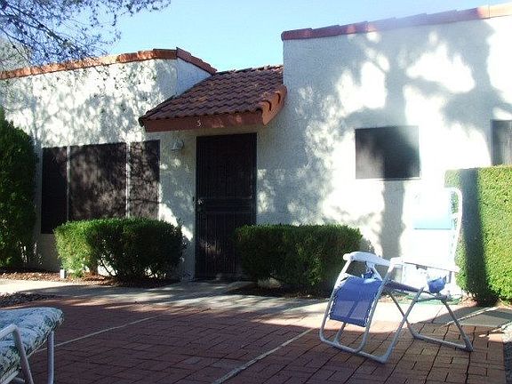 Nice Courtyard in Front