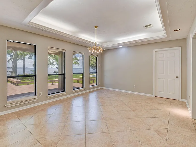 10045 Valley Dr S — Photo 15