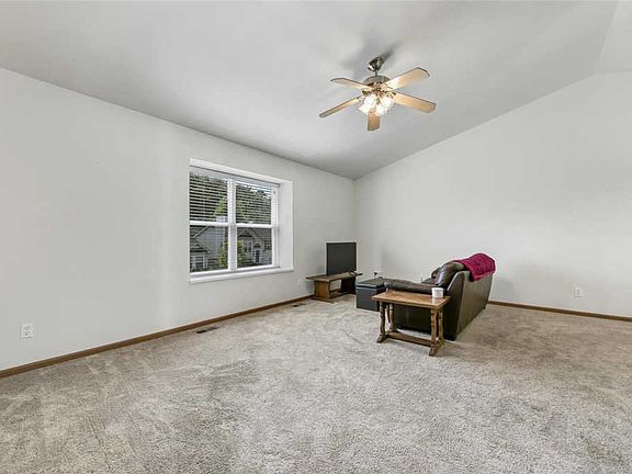 3rd image of 117 Wynstay Ave