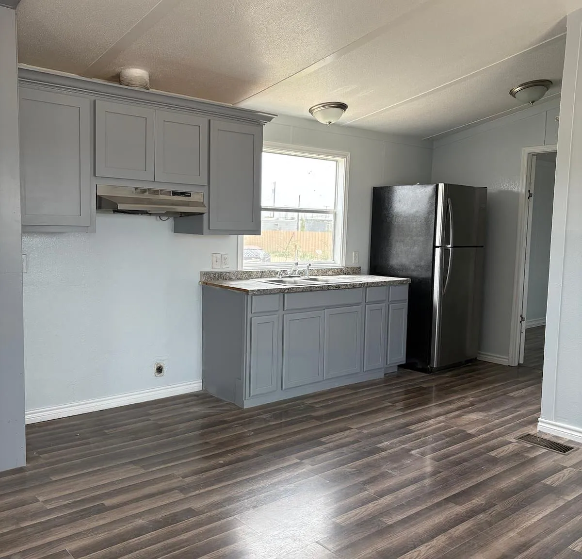 3 bed, 1400 sqft, $1,500 — Photo 1