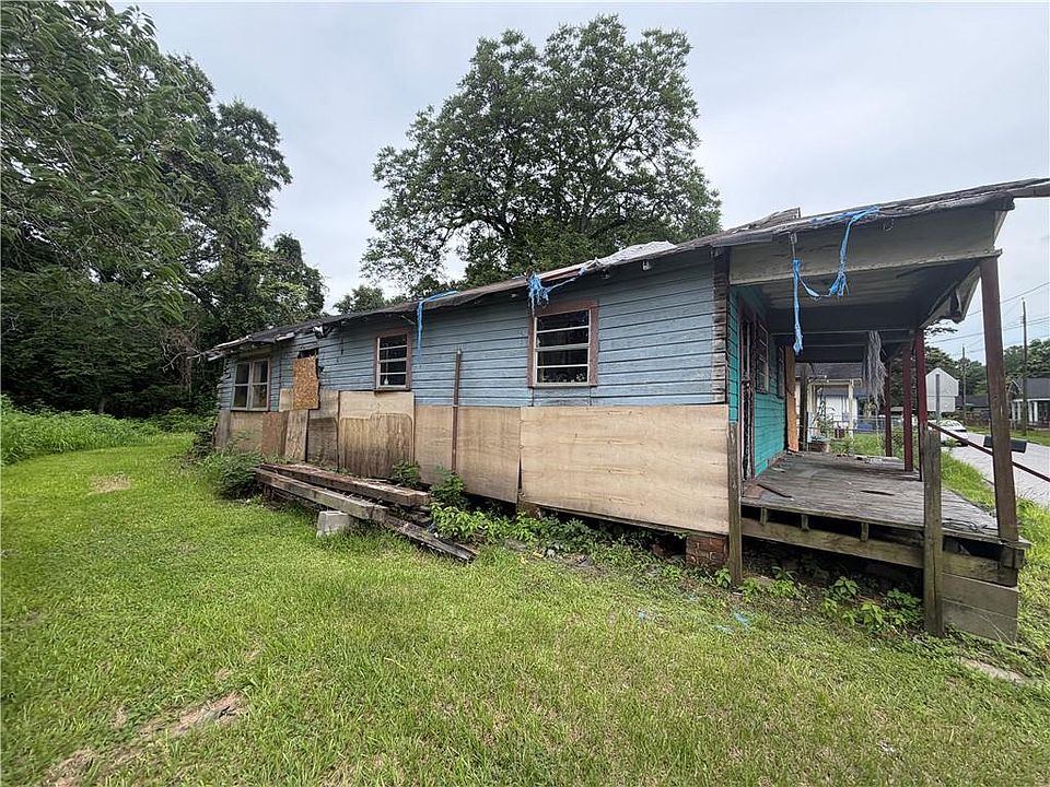 2nd image of 2462 Richardson St