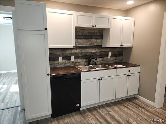 3rd image of 320 W Main St
