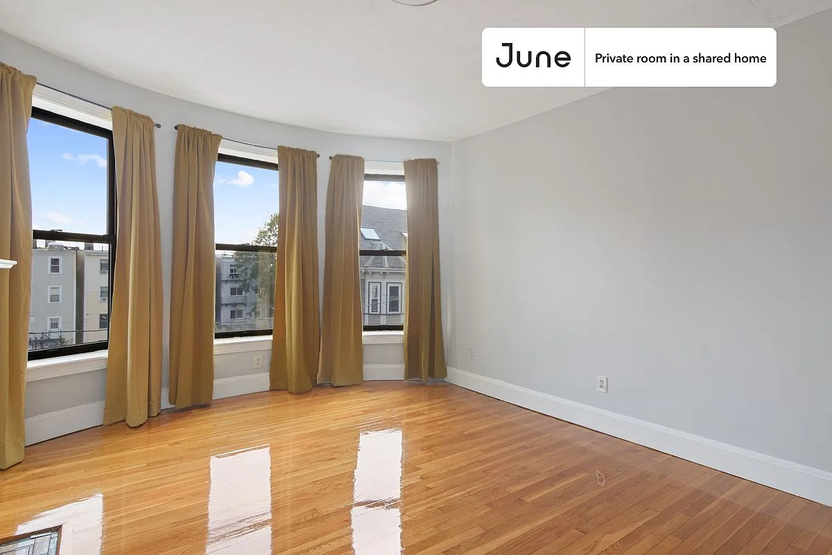 Queen bedroom in 4 bed/2 bath home in Allston #535 C — Photo 4