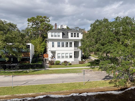 2nd image of 2105 RIVER Boulevard
