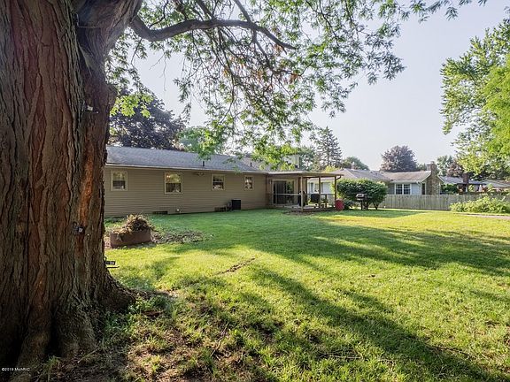 5th image of 1433 Sierra Ave NW