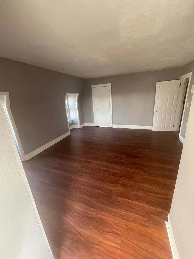11526 Woodland Ave - Unit 3 — Photo 3