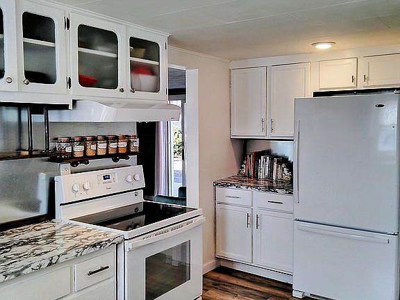 2nd image of 605 E 10th St