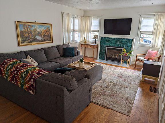 Living room (staged)