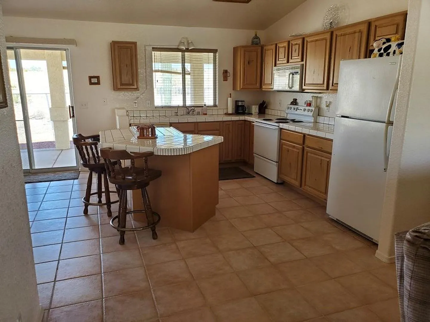 Great Furnished Home With Side Parking! — Photo 4