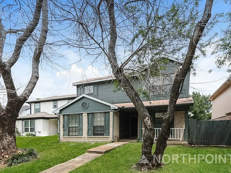 2708 Briarbank Cir — Photo 2