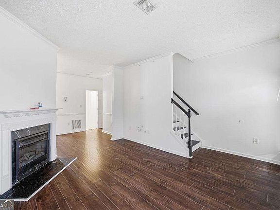 5th image of 584 Windsor St SW