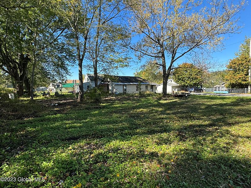 3rd image of 180 Spring Road
