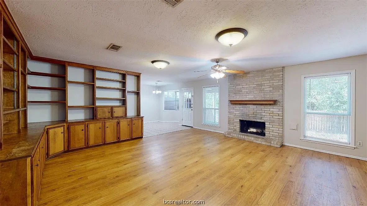 3 bed, 2.0 bath, 1421 sqft, $1,800 — Photo 2