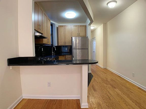 2nd image of 147 E 81st St #W5