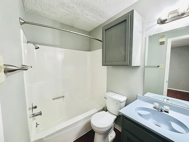 Awesome open Studio Apartments Close to Downtown — Photo 48
