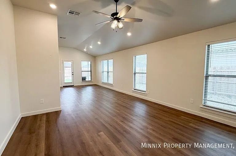 2151 Langford Ave — Photo 2