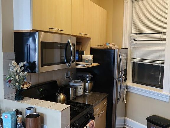2nd image of 1547 W Blackhawk St APT 2C