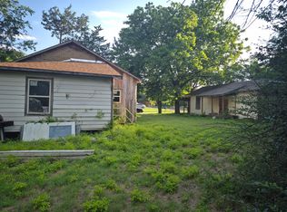 317/319 E Elba St, Bowie, TX 76230