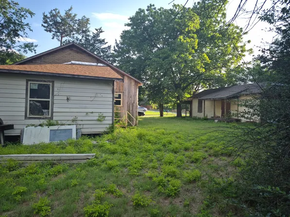 317/319 E Elba St, Bowie, TX 76230