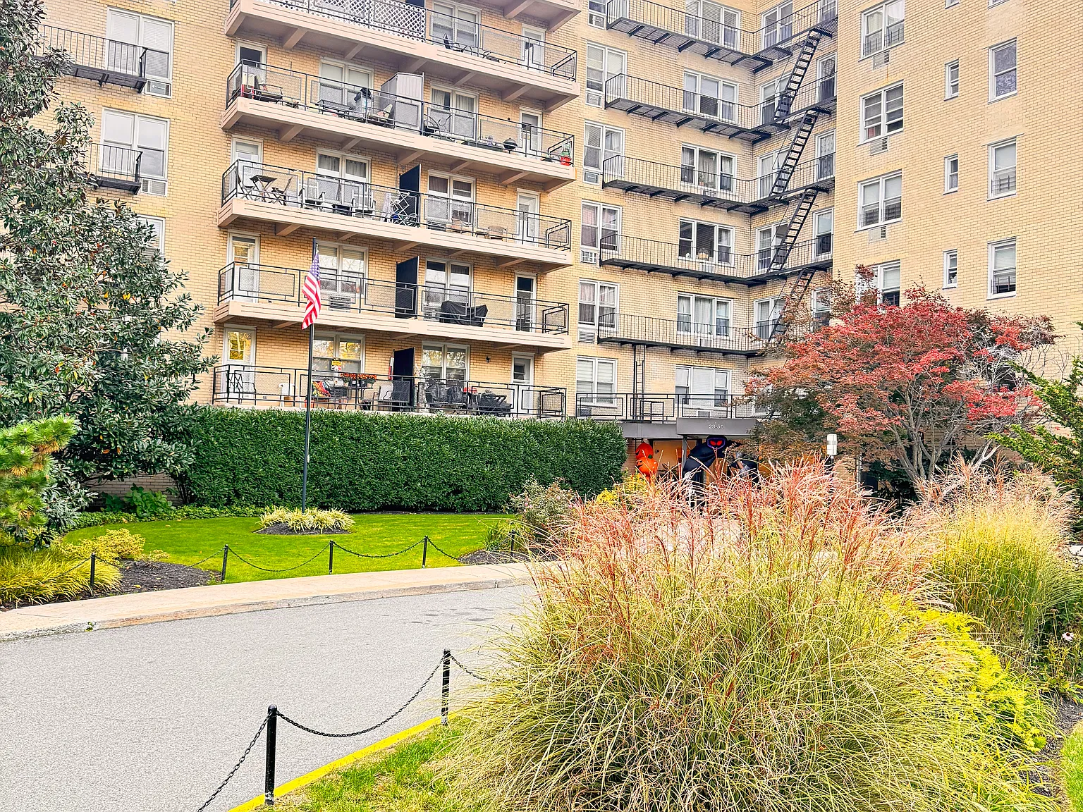2350 Waters Edge Dr — Photo 2