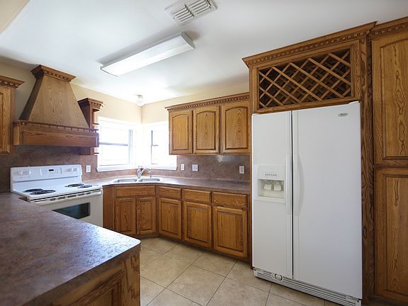 5th image of 708 Arapaho Avenue