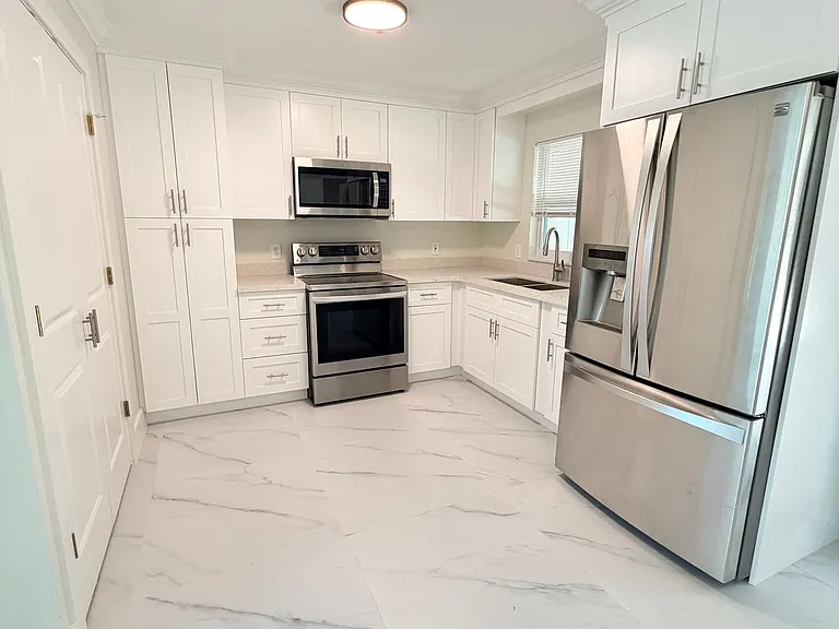 18600 Miami Blvd — Photo 2