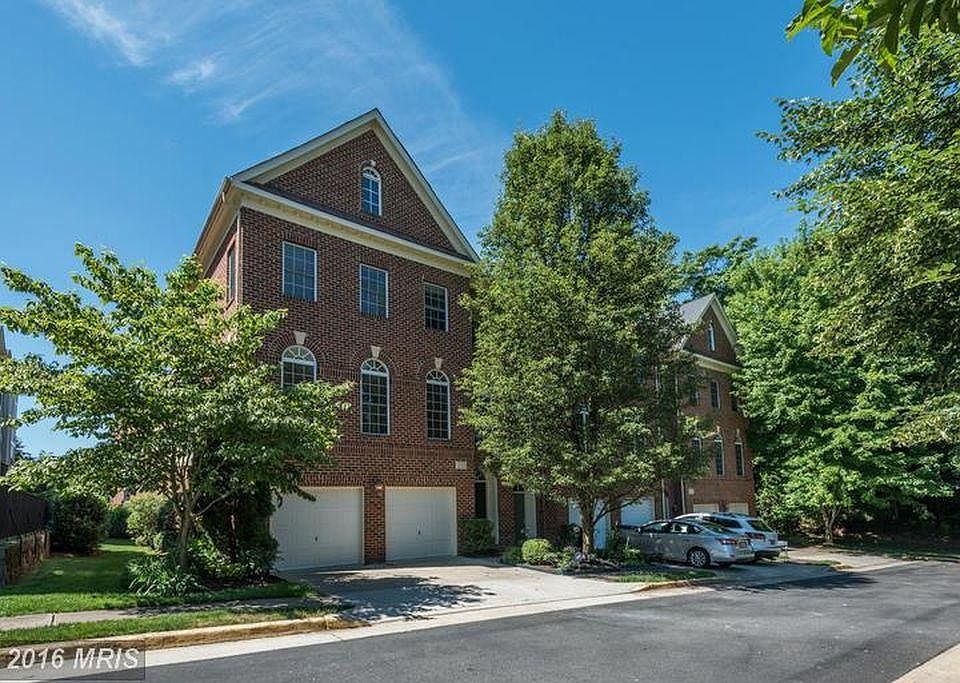 Hardly any traffic on this street. Short street with only 3 