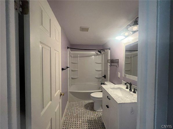 8424 Falcon Dr, Liverpool, NY 13090