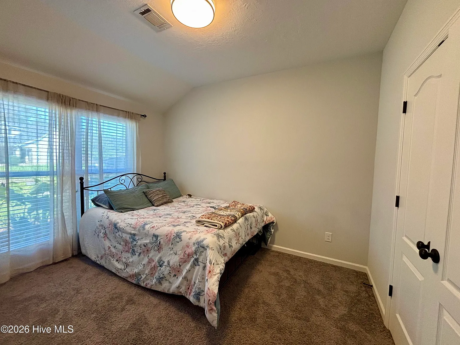 3 bed, 2.0 bath, 1809 sqft, $2,100 — Photo 4