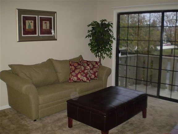 3rd image of 1049 N Oakland Blvd #8