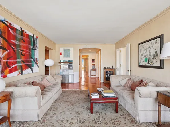 220 Riverside Boulevard image 16 of 28