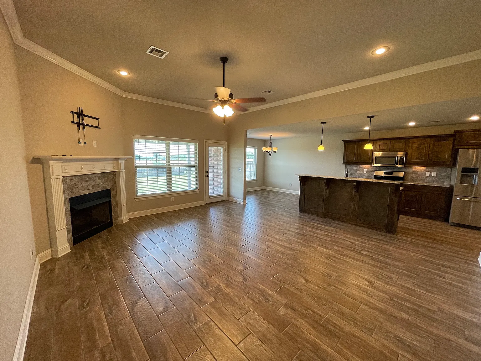 4 bed, 1958 sqft, $2,100 — Photo 2