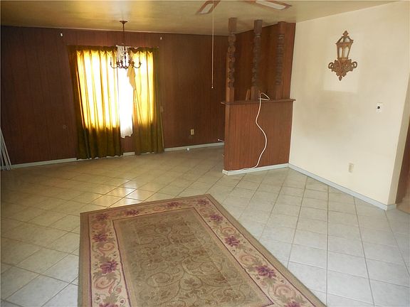 4th image of 461 Myra St