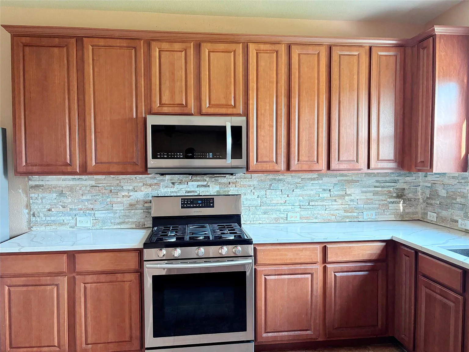 4 bed, 2.5 bath, 2447 sqft, $2,395 — Photo 4
