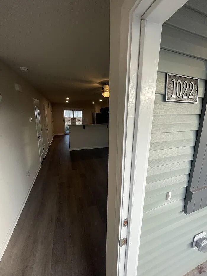 2 bed, 2.5 bath, 1033 sqft, $1,495 — Photo 2